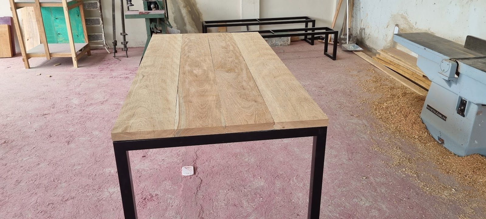 Tampo de mesa de madeira maciça com pés de ferro preto